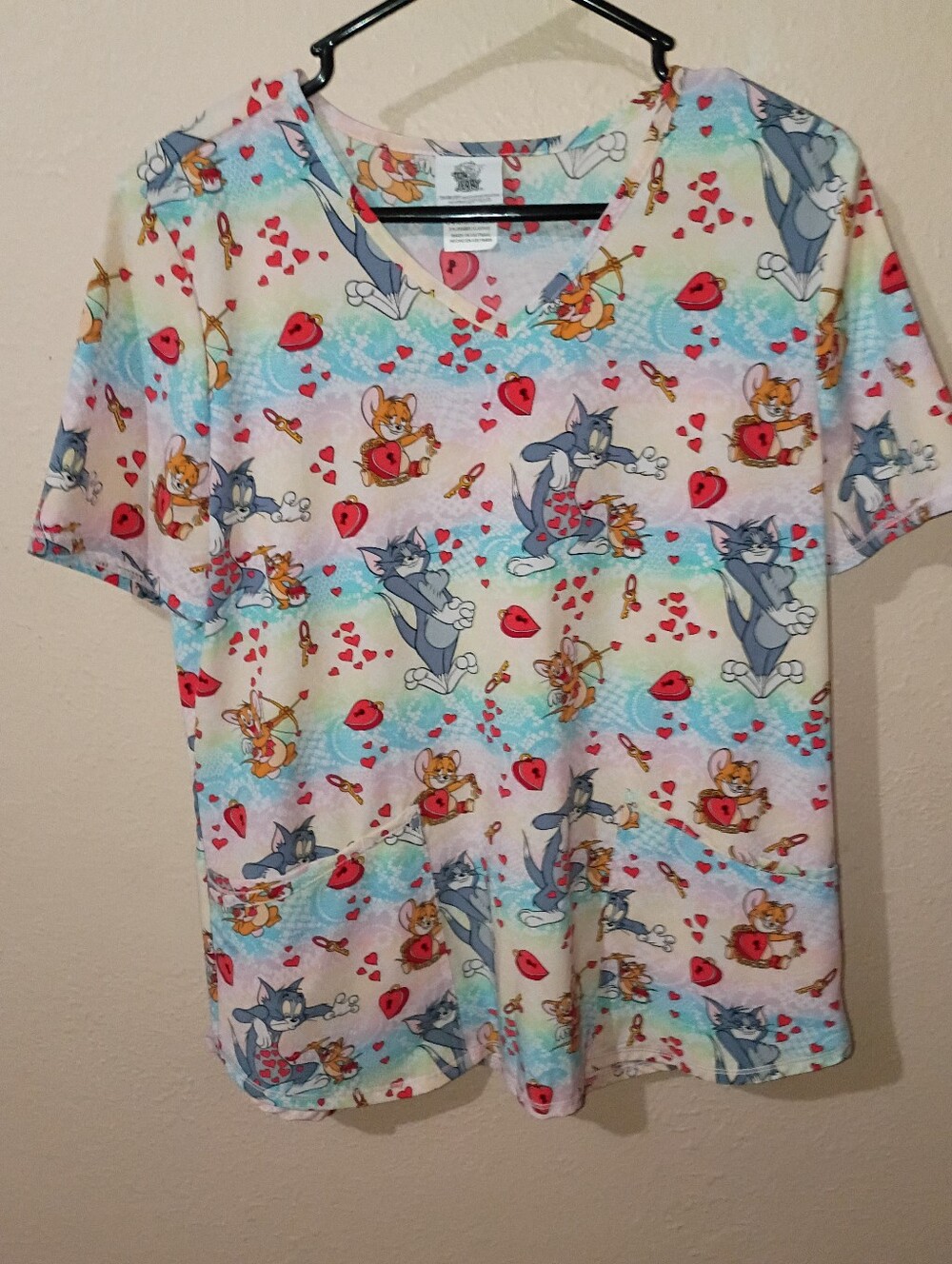 NWOT SIZE MED Tom & Jerry Valentine Print Scrub Top